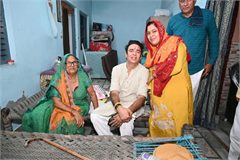 Apno ke saath