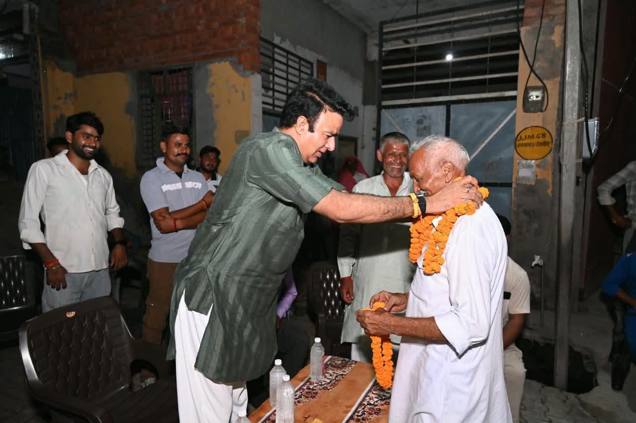 Apno ke saath
