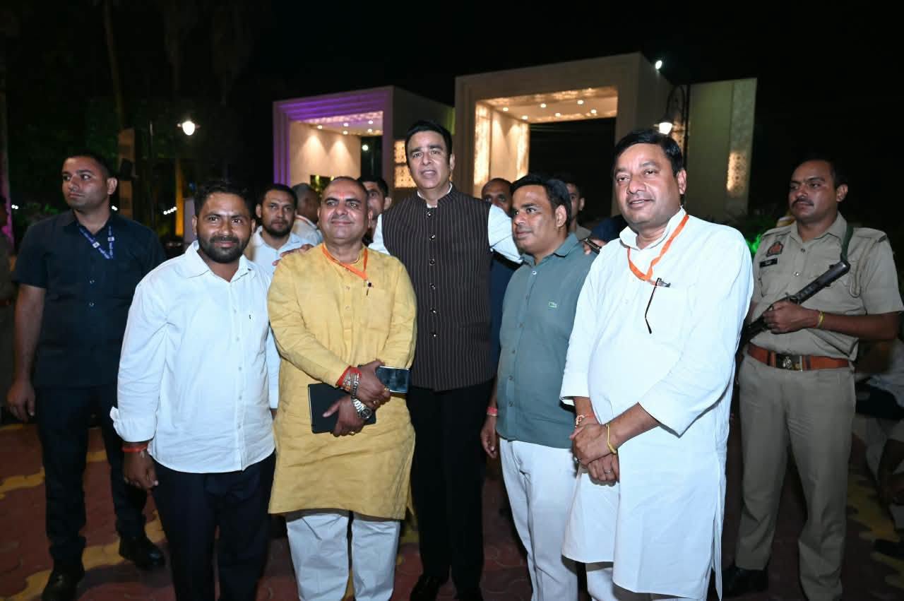 Apno ke saath